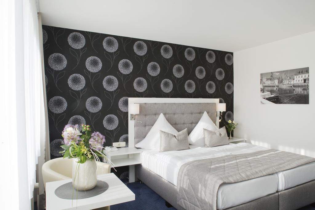 Ueckermünde Hafenhotel Pommernyacht מראה חיצוני תמונה