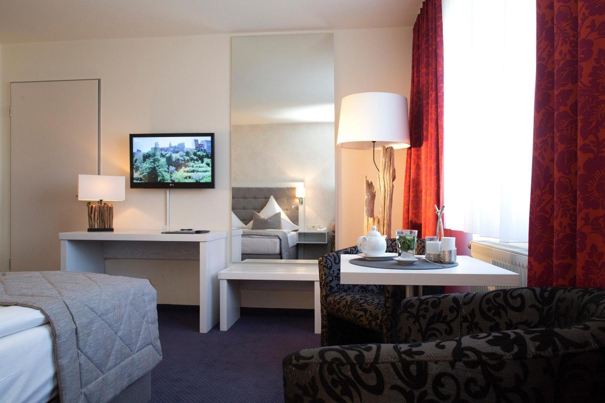 Ueckermünde Hafenhotel Pommernyacht מראה חיצוני תמונה